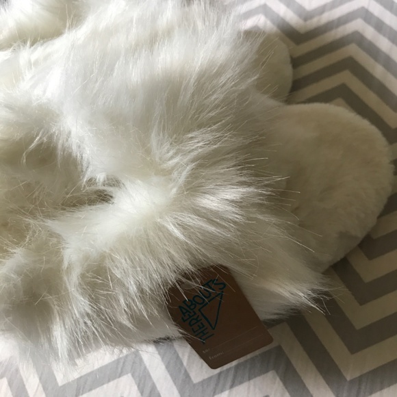 🌻5/30$!! NWT! Super Soft and Fluffy Luxurious Slippers Perfect Gift! - Picture 4 of 8